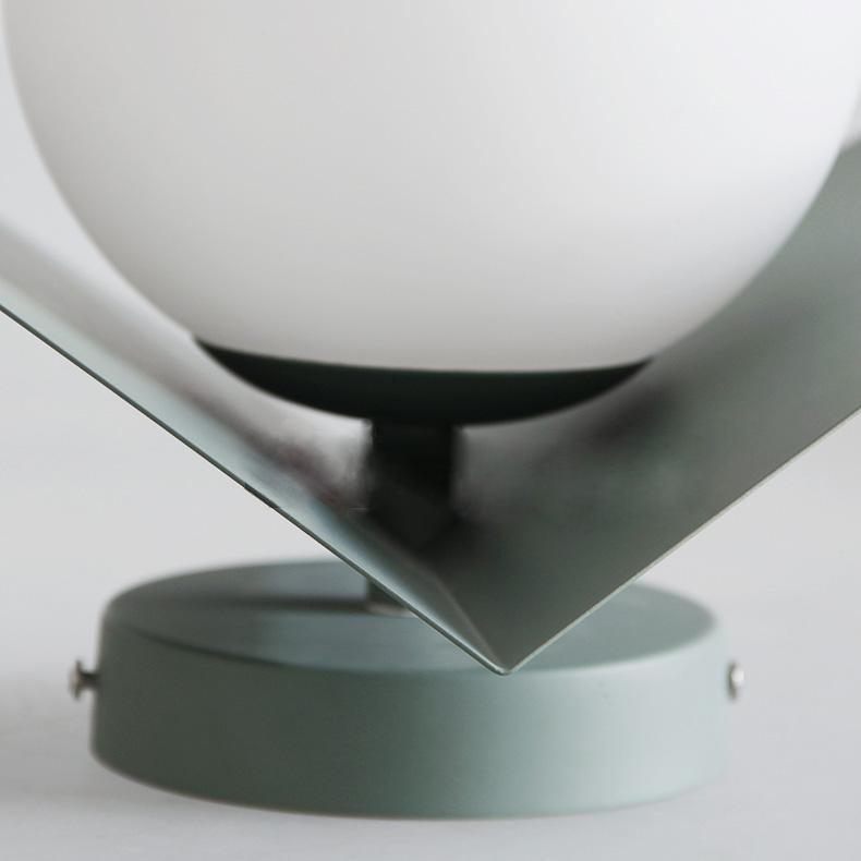 Wandlamp met Geometrische Plaat en Frosted Glasbol