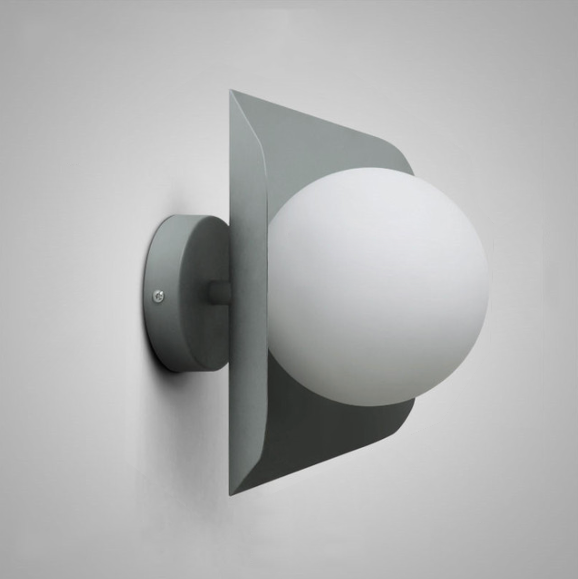 Wandlamp met Geometrische Plaat en Frosted Glasbol