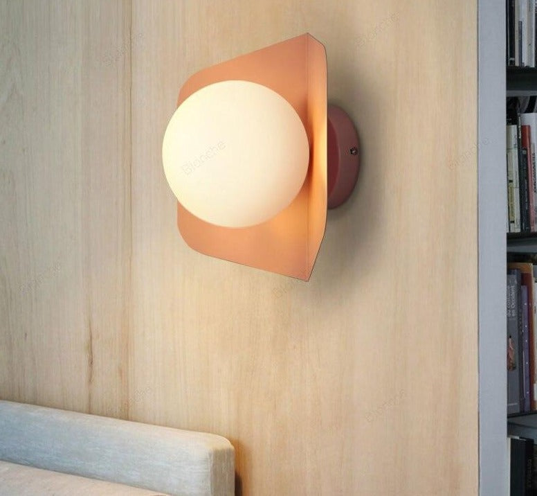 Wandlamp met Geometrische Plaat en Frosted Glasbol