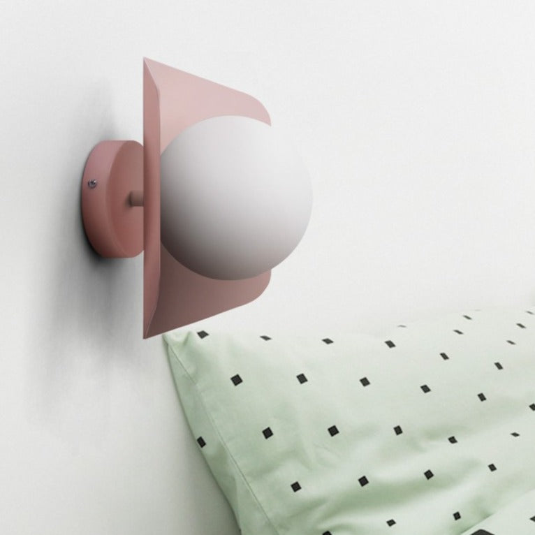 Wandlamp met Geometrische Plaat en Frosted Glasbol