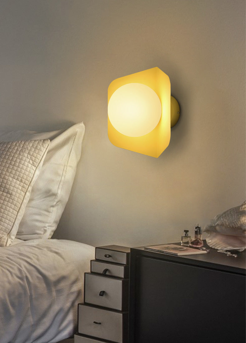 Wandlamp met Geometrische Plaat en Frosted Glasbol