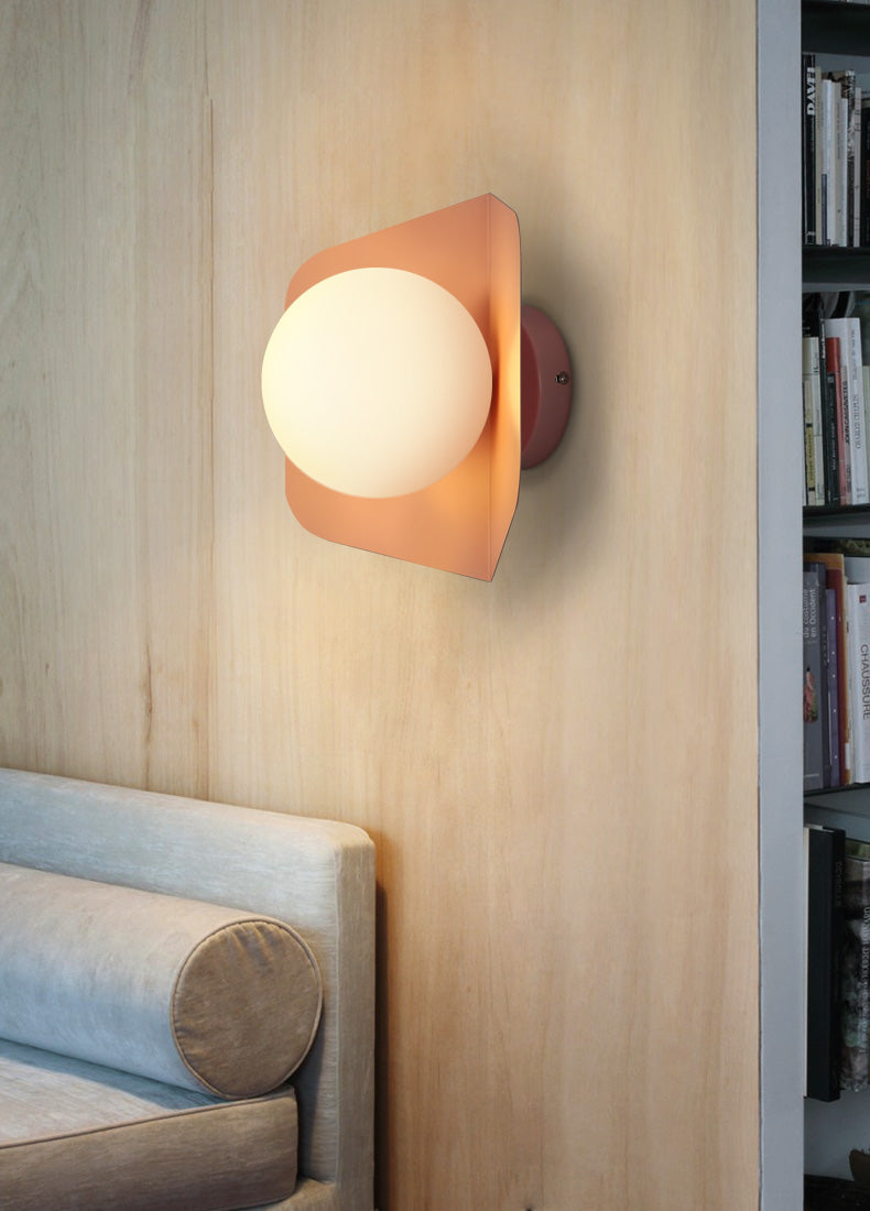 Wandlamp met Geometrische Plaat en Frosted Glasbol