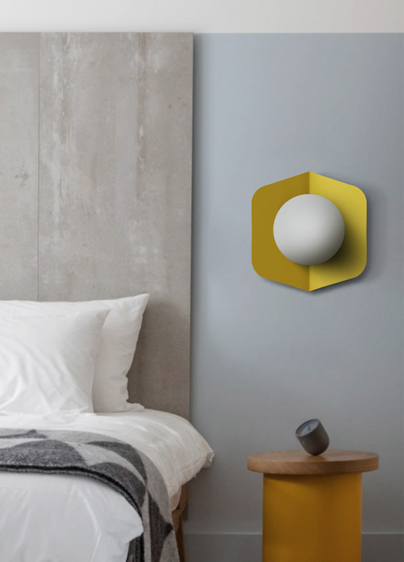 Wandlamp met Geometrische Plaat en Frosted Glasbol