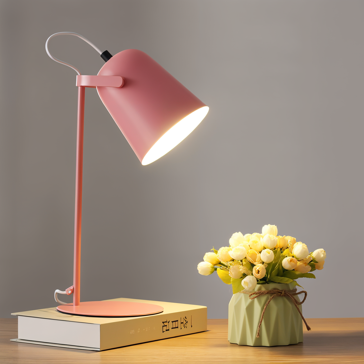 Verstelbare bureaulamp met kantelbare kap