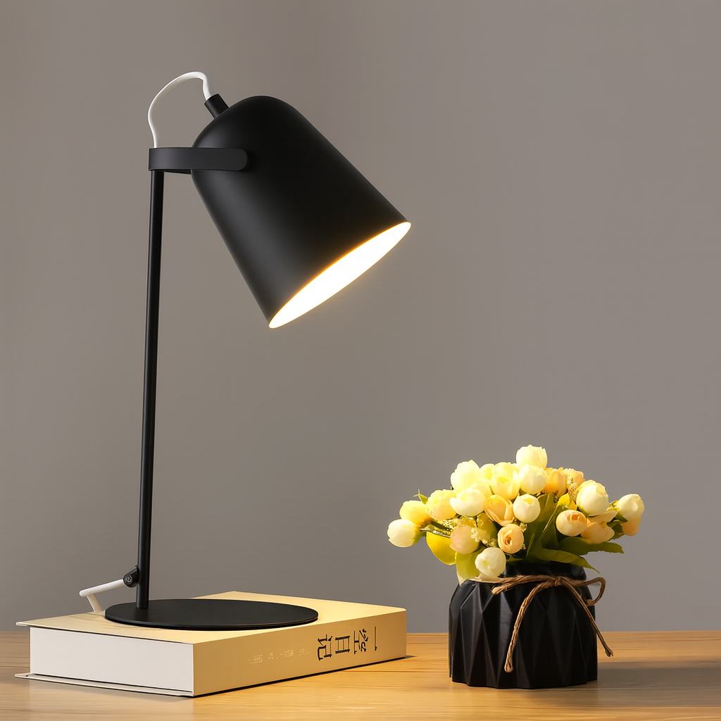 Verstelbare bureaulamp met kantelbare kap