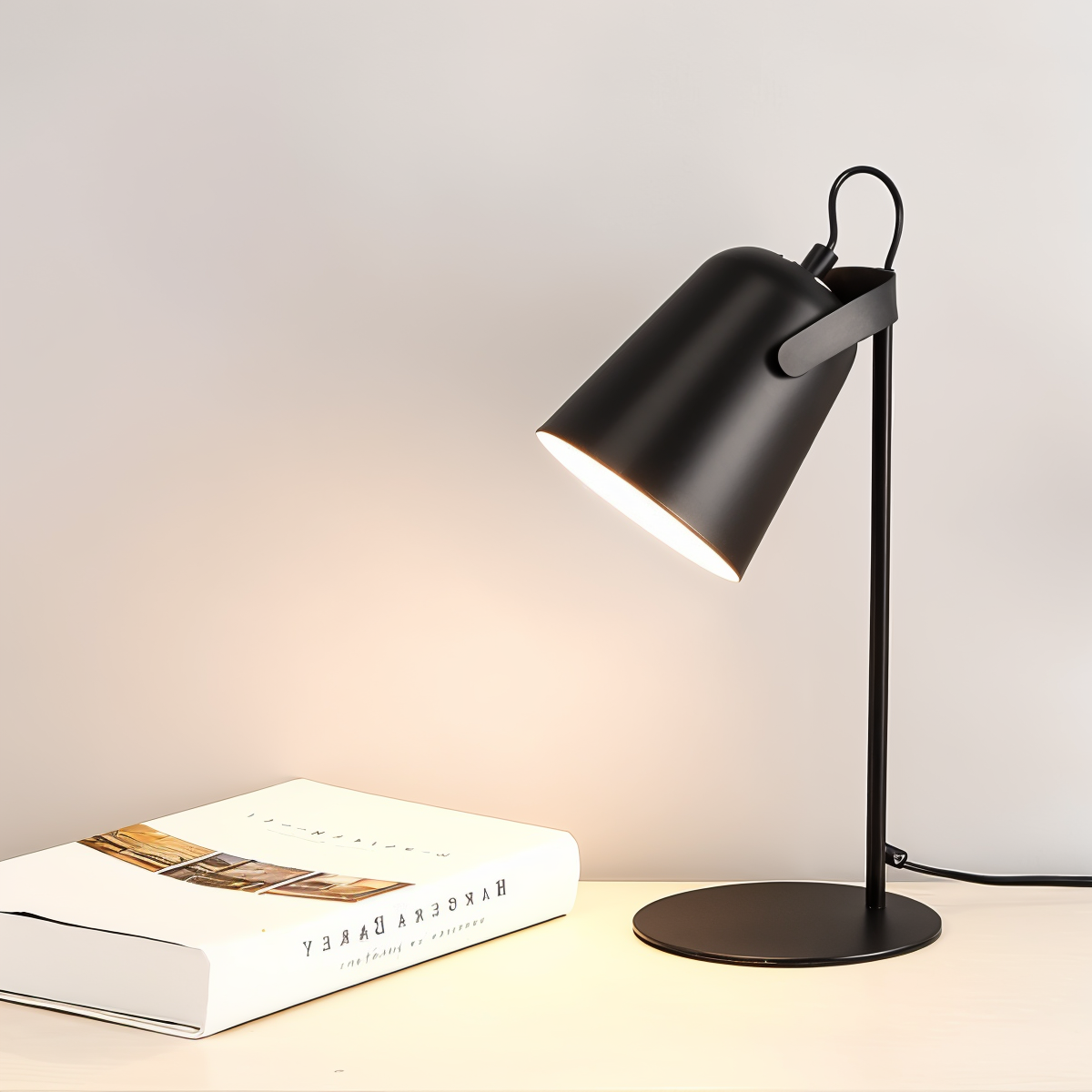Verstelbare bureaulamp met kantelbare kap