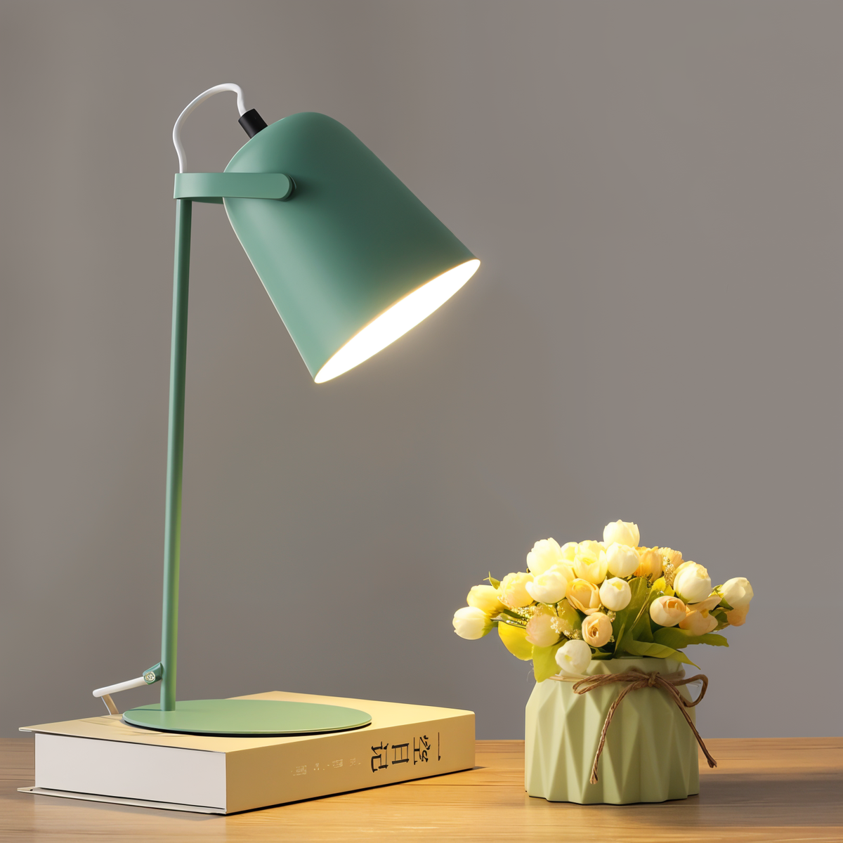 Verstelbare bureaulamp met kantelbare kap