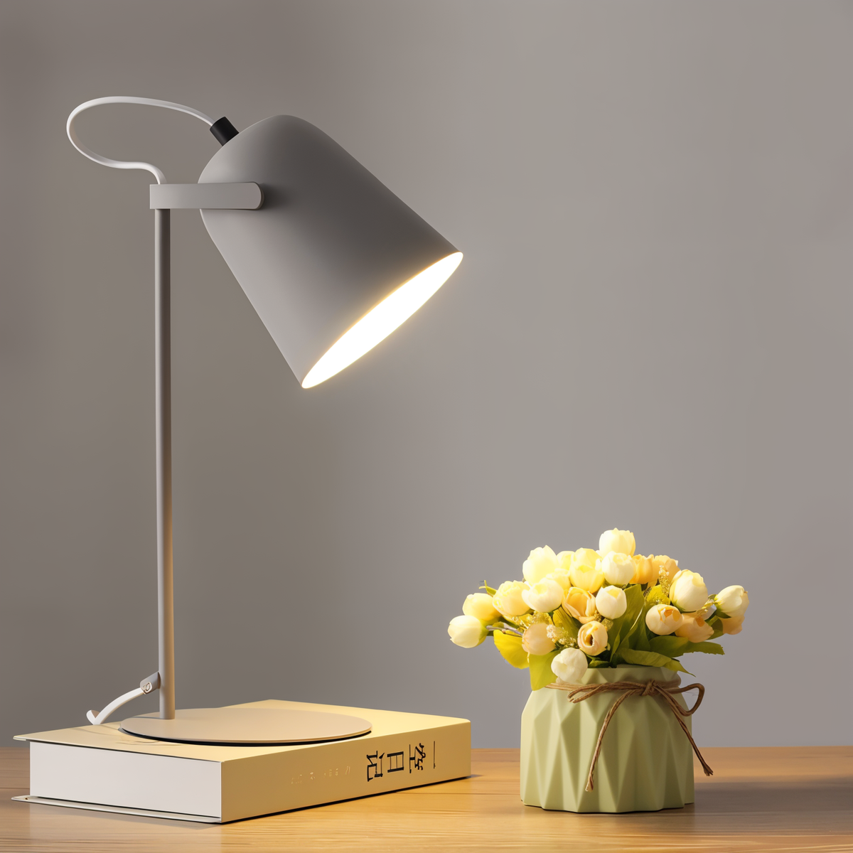 Verstelbare bureaulamp met kantelbare kap