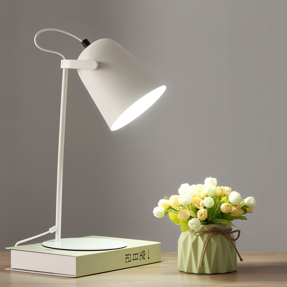 Verstelbare bureaulamp met kantelbare kap