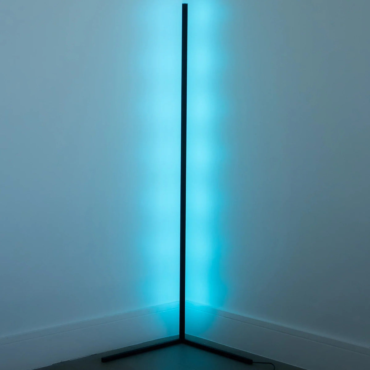 Ruimtebesparende LED hoek vloerlamp