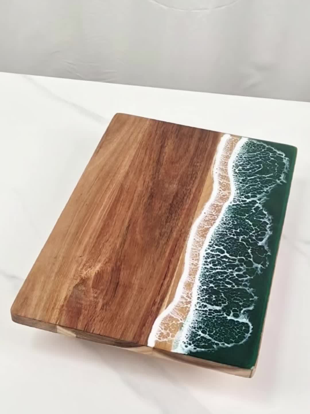 Houten snijplank met resinaccent