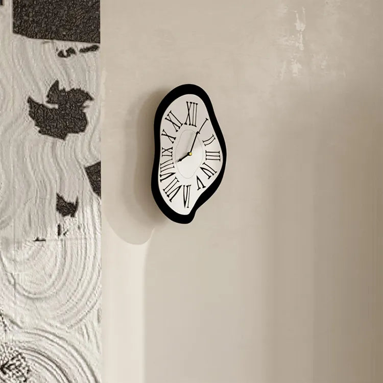 Surrealistische Wandklok met Romeinse Cijfers