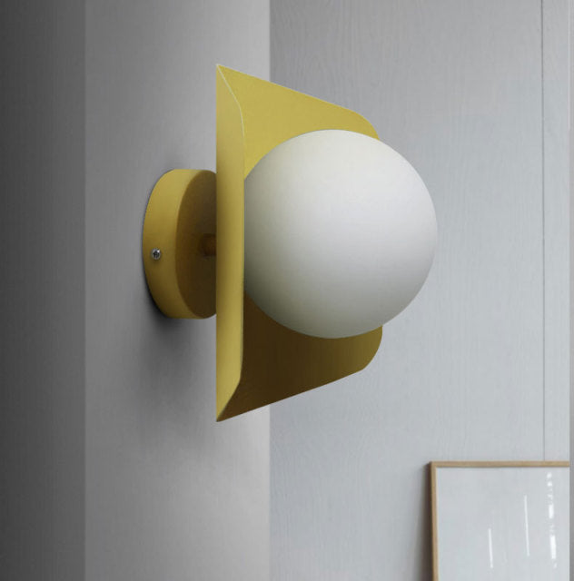 Wandlamp met Geometrische Plaat en Frosted Glasbol