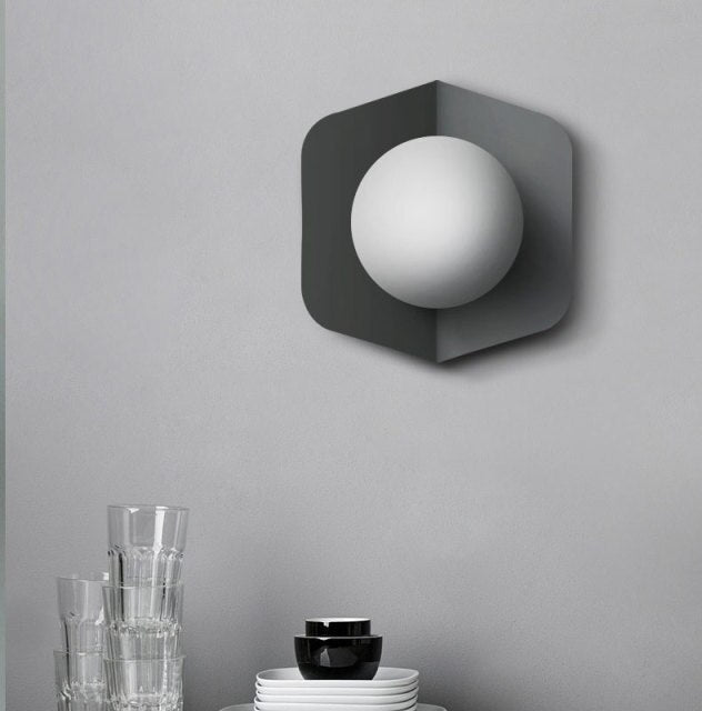 Wandlamp met Geometrische Plaat en Frosted Glasbol