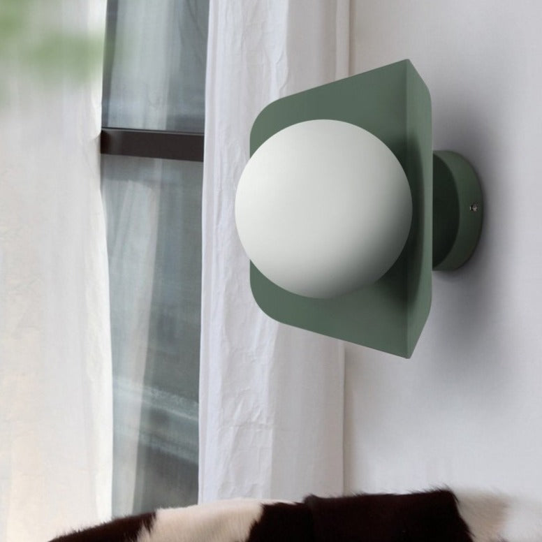 Wandlamp met Geometrische Plaat en Frosted Glasbol