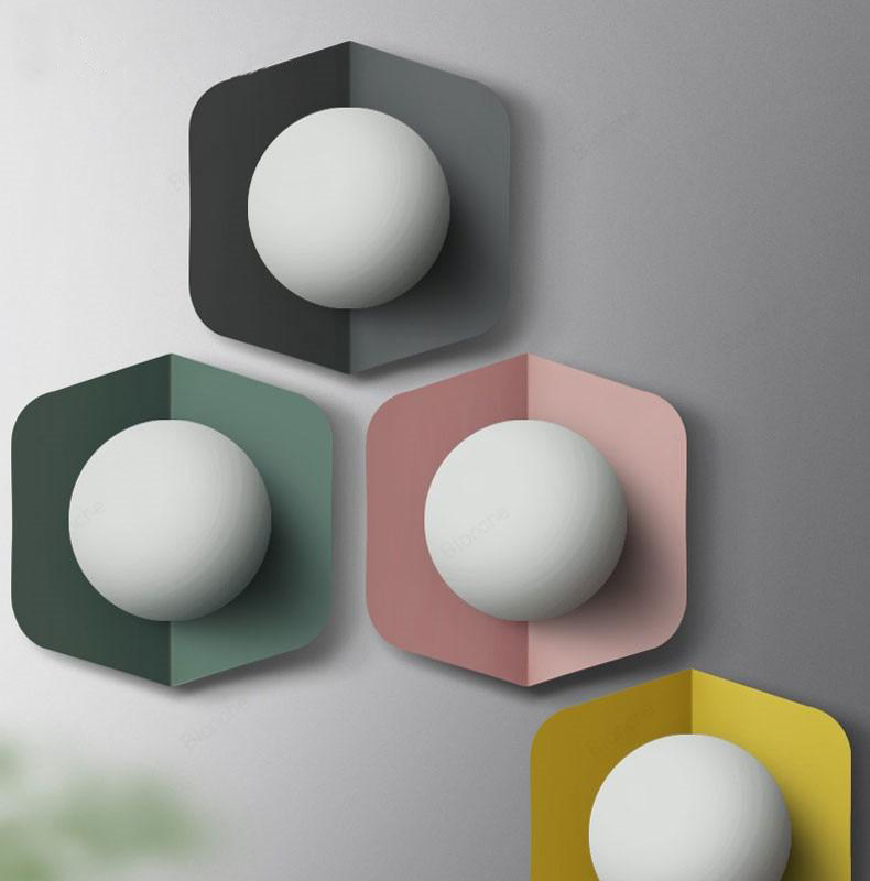 Wandlamp met Geometrische Plaat en Frosted Glasbol