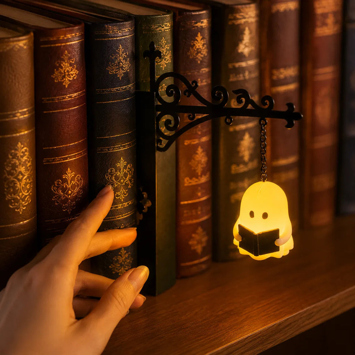 Lunaro boekenplanklamp