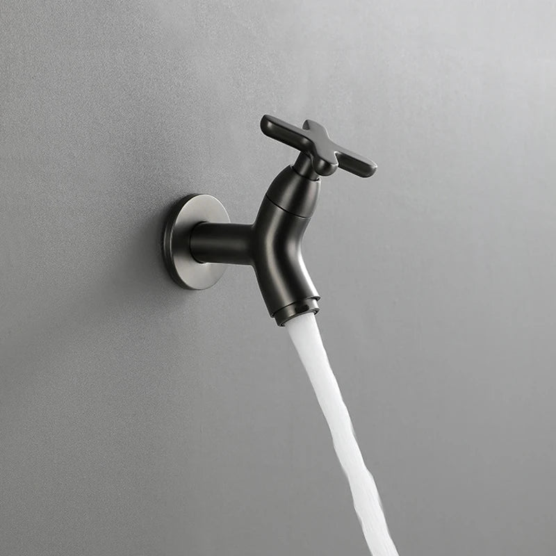Moderne koudwater wandkraan van messing