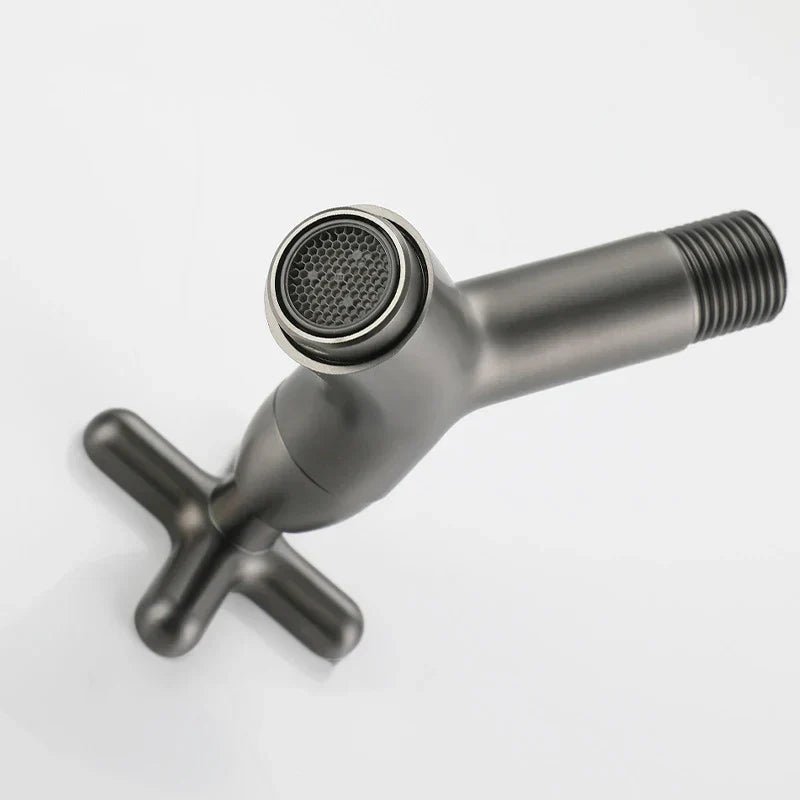 Moderne koudwater wandkraan van messing