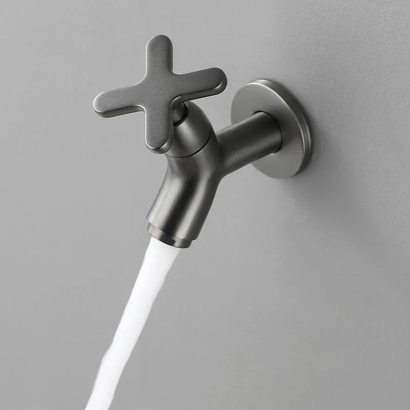 Moderne koudwater wandkraan van messing