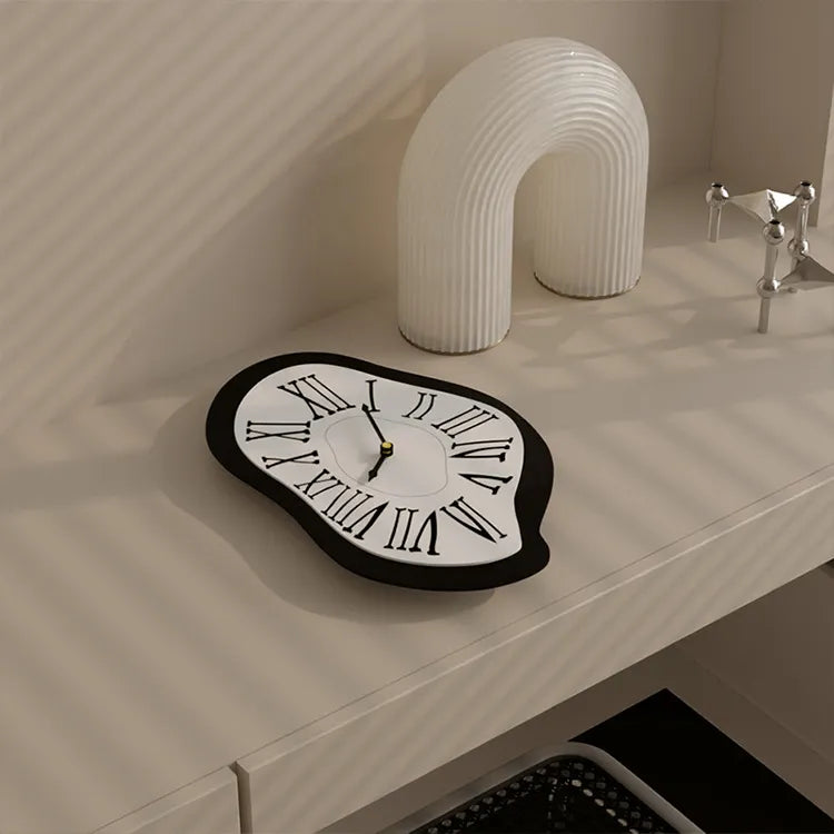 Surrealistische Wandklok met Romeinse Cijfers